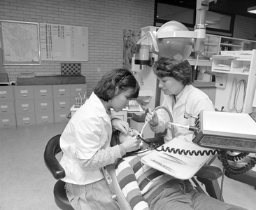 883283 Afbeelding van de controle van het gebit van een kind in het kader van de Schooltandverzorging in de wijkpost ...